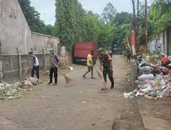 Antisipasi Banjir, Babinsa Koramil 01/Tgr Bersihkan Lingkungan