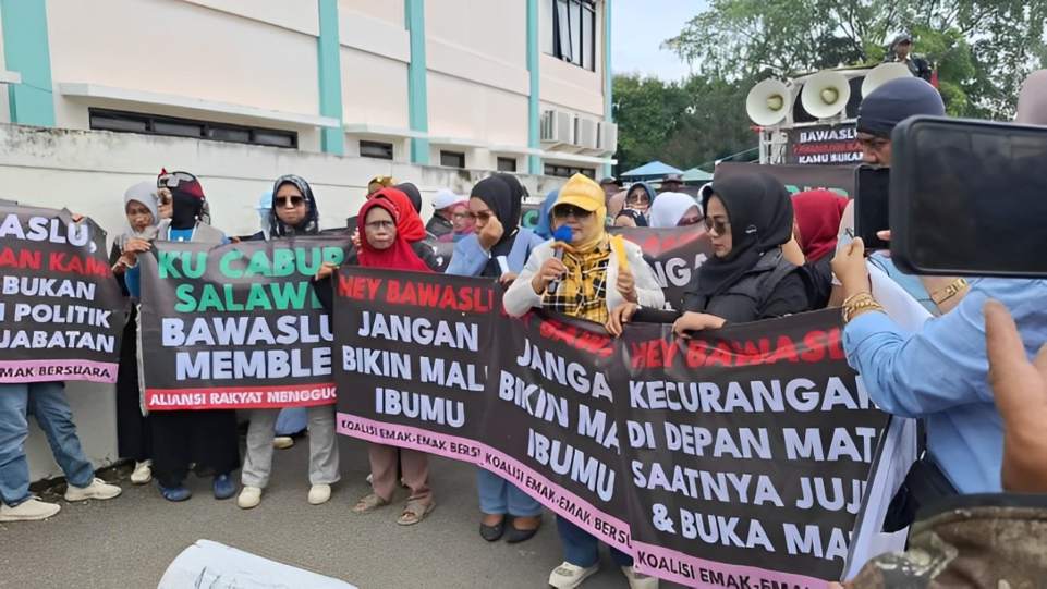 Rakyat Kabupaten Bandung Bersatu saat menggelar demonstrasi pada Senin (2 Desember 2024) di Alun-Alun Kabupaten Bandung. (Dok. Istimewa)