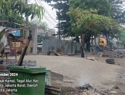 Warga Keluhkan Pembangunan Indrit Tutup Saluran Air di Jalan Kayu Besar, Jakarta Barat