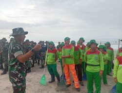 Ratusan Prajurit Dipimpin Dandim Badung Karya Bhakti Bersama Menangani Sampah Laut di Pantai Kuta