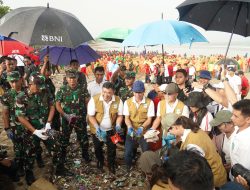 Pangdam Zamroni Pimpin Prajurit Udayana Bersihkan Pantai Kuta