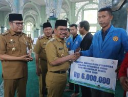 Perkuat Program Gampang Sekolah, Sachrudin-Maryono Salurkan Beasiswa ke 312 Mahasiswa