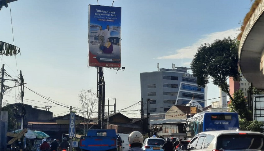 Warga Kedoya Utara Keluhkan Reklame Tanpa Izin di Dekat Perlintasan Kereta Api Pesing